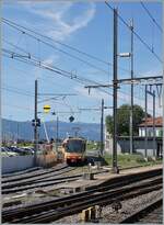 Von Orbe ist OC TRAVYS Be 4/8 N° 3 (94800 450 003-9 D-TVYS) als R13 in Chavonray angekommen und hält kurz vor der Fahrleitungstrennstelle welche den SBB Wechselstrom vom OC Gleichstrom trennt. 
Die Züge verkehren nur noch bis Mitte Dezember 2025, dann wird die Strecke einem Flügelzugkonzept Lausanne Chavonray - Orbe/Yverdon angepasst und auf Wechselstrom umgestellt, so dass erst Ende 2026 wieder Züge nach Orbe fahren werden.
Besondres gefällt mir an diesem Bild, die im Hintergrund sich hebenden Schranken. 
 
5. Juli 2025