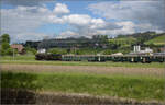 150 Jahre Emmentalbahn. 

141-R-1244 auf der RSHB-Strecke im Rahmen der grossen Emmentalrundfahrt zum Jubiläum. Ordentlich randalierend verlässt der Zug Grünenmatt. Im Hintergrund ist Schloss Trachselwald. Mai 2025.