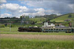150 Jahre Emmentalbahn. 

141-R-1244 auf der RSHB-Strecke im Rahmen der grossen Emmentalrundfahrt zum Jubilum. Ordentlich randalierend verlsst der Zug Grnenmatt. Im Hintergrund ist Schloss Trachselwald. Mai 2025.