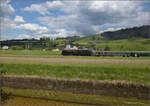 150 Jahre Emmentalbahn. 

141-R-1244 auf der RSHB-Strecke im Rahmen der grossen Emmentalrundfahrt zum Jubiläum. Ordentlich randalierend verlässt der Zug Grünenmatt. Im Hintergrund ist Schloss Trachselwald. Mai 2025.