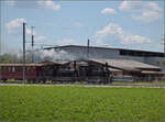 150 Jahre Emmentalbahn. 

E 3/3 853 der Jura-Simplon und Ed 3/3 3 'Langnau' der Emmentalbahn fahren mit ihrem Sonderzug Richtung Solothurn. Wiler bei Utzensdorf, Mai 2025.