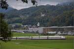 Auf der Schweizer Gäubahn.

RABDe 500 012 'Jean Rudolf von Salis' und RABDe 500 029 'Eduard Spelterini' auf dem Weg in die Westschweiz. Oberbipp,  Oktober 2024.