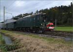Dampftage Huttwil 2024 mit Diesel, Elektro und Dampfgiganten. Überraschung in Briseck. RBDe 566 222 beim Fototermin mit Ae 3/5 10217 und ihrem GmP. Oktober 2024.