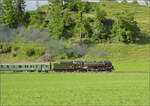 150 Jahre Emmentalbahn. 

141-R-1244 auf dem Rückweg von der grossen Emmentalrundfahrt anlässlich des Jubiläums. Am Ortsausgang Menznau findet die Sonne ein Wolkenloch, freie Sicht auf die Strecke und die Strasse ist ohne Verkehr. Menznau Neuhus, Mai 2025.