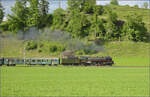 150 Jahre Emmentalbahn. 

141-R-1244 auf dem Rückweg von der grossen Emmentalrundfahrt anlässlich des Jubiläums. Am Ortsausgang Menznau findet die Sonne ein Wolkenloch, freie Sicht auf die Strecke und die Strasse ist ohne Verkehr. Menznau Neuhus, Mai 2025.