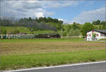 150 Jahre Emmentalbahn. 

141-R-1244 auf dem Rückweg von der grossen Emmentalrundfahrt anlässlich des Jubiläums. Am Ortsausgang Menznau findet die Sonne ein Wolkenloch, freie Sicht auf die Strecke und die Strasse ist ohne Verkehr. Menznau Laui, Mai 2025.