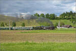 150 Jahre Emmentalbahn. 

141-R-1244 auf dem Rückweg von der grossen Emmentalrundfahrt anlässlich des Jubiläums. Am Ortsausgang Menznau findet die Sonne ein Wolkenloch, freie Sicht auf die Strecke und die Strasse ist ohne Verkehr. Menznau Hackbrett, Mai 2025.