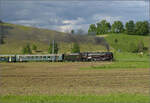 150 Jahre Emmentalbahn. 

141-R-1244 auf dem Rückweg von der grossen Emmentalrundfahrt anlässlich des Jubiläums. Am Ortsausgang Menznau findet die Sonne ein Wolkenloch, freie Sicht auf die Strecke und die Strasse ist ohne Verkehr, Mai 2025.