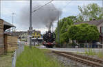 150 Jahre Emmentalbahn. 

141-R-1244 auf dem Rückweg von der grossen Emmentalrundfahrt anlässlich des Jubiläums. Auf dem Bahnübergang Luezerner Strasse in Huttwil beschleunigt sie eindrucksvoll den Zug die kurze Rampe zur Wasserscheide hinauf. Mai 2025.