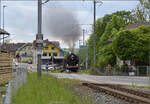 150 Jahre Emmentalbahn. 

141-R-1244 auf dem Rückweg von der grossen Emmentalrundfahrt anlässlich des Jubiläums. Auf dem Bahnübergang Luezerner Strasse in Huttwil beschleunigt sie eindrucksvoll den Zug die kurze Rampe zur Wasserscheide hinauf. Mai 2025.