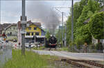 150 Jahre Emmentalbahn. 

141-R-1244 auf dem Rückweg von der grossen Emmentalrundfahrt anlässlich des Jubiläums. Auf dem Bahnübergang Luezerner Strasse in Huttwil beschleunigt sie eindrucksvoll den Zug die kurze Rampe zur Wasserscheide hinauf. Mai 2025.