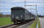 Sonderfahrt mit Be 4/4 102 der Emmentalbahn nach Brugg. 

Der Zugschluss mit den Leichtstahlwagen zwischen Madiswil und Lotzwil. November 2025.
