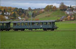 Sonderfahrt mit Be 4/4 102 der Emmentalbahn nach Brugg. 

Hier kommt der Museumszug über die Präsentationswiese gefahren, im Bild der Leichtstahlwagen Bi 5278. Rohrbach, November 2025.