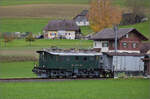 Sonderfahrt mit Be 4/4 102 der Emmentalbahn nach Brugg. 

Hier kommt der Museumszug über die Präsentationswiese gefahren. Rohrbach, November 2025.