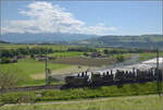 150 Jahre Emmentalbahn. Vierfachtraktion auf Gleisen der Bernischen Staatsbahn.

Zum Abschluss des Fests mit allen vier momentan betriebsfhigen Dampfloks der Dampfbahn Bern. Ed 3/4 51 der Bern-Schwarzenburg-Bahn, E 3/3 1 'Lise'des Gaswerks Bern, Ed 3/3 3 'Langnau' der Emmentalbahn und E 3/3 853 der Jura-Simplon-Bahn. Das Ganze vor der Kulisse von Stockhorn und Gantrisch. Tgertschi, Mai 2025.