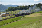 150 Jahre Emmentalbahn. Vierfachtraktion auf Gleisen der Bernischen Staatsbahn.

Zum Abschluss das Fest mit allen vier momentan betriebsfähigen Dampfloks der Dampfbahn Bern. Ed 3/4 51 der Bern-Schwarzenburg-Bahn, E 3/3 1 'Lise'des Gaswerks Bern, Ed 3/3 3 'Langnau' der Emmentalbahn und E 3/3 853 der Jura-Simplon-Bahn. Mit Blick zum Bahnhof von Tägertschi, Mai 2025.
