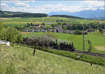 150 Jahre Emmentalbahn. Vierfachtraktion auf Gleisen der Bernischen Staatsbahn.

Zum Abschluss das Fest mit allen vier momentan betriebsfähigen Dampfloks der Dampfbahn Bern. E 3/3 853 der Jura-Simplon-Bahn, Ed 3/3 3 'Langnau' der Emmentalbahn, E 3/3 1 'Lise'des Gaswerks Bern und Ed 3/4 51 der Bern-Schwarzenburg-Bahn. Leider waren die 4000er des Berner Oberlands an diesem besonderen Tag ein wenig schüchtern. Tägertschi, Mai 2025.