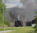 150 Jahre Emmentalbahn. 

Fotogene Vorbeifahrt von E 3/3 853 der Jura-Simplon und Ed 3/3 3 'Langnau' der Emmentalbahn mit ihrem Sonderzug auf der Bern-Luzern-Bahn. Emmenmatt, Mai 2025.