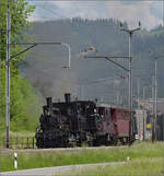 150 Jahre Emmentalbahn. 

Vor der Ausfahrt Richtung Konolfingen müssen E 3/3 853 der Jura-Simplon und Ed 3/3 3 'Langnau' der Emmentalbahn mit ihrem Sonderzug auf das richtige Gleis rangieren. Emmenmatt, Mai 2025.