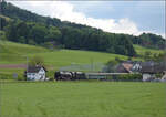 150 Jahre Emmentalbahn. 

141-R-1244 auf dem Rückweg von der grossen Emmentalrundfahrt anlässlich des Jubiläums. Stegmättli, Mai 2025.