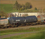 Sonnentag in Frick.

33 80 7840 931-9 RIV D-VTG Zacns ist der einzige neuwertige Kesselwagen im Zug mit Re 420 504 der WRS. Frick, November 2024.