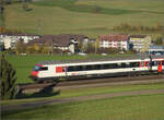 Sonnentag in Frick.

Wagen des IR nach Zürich mit Zuglok Re 460 086 'Ägerisee'. Im Bild der IC-Steuerwagen Bt 50 85 28-94 927-6 CH-SBB. Frick, November 2024.