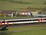 Sonnentag in Frick.

Wagen des IR nach Zürich mit Zuglok Re 460 086 'Ägerisee'. Im Bild der EW IV-Wagen B 50 85 21-75 184-4 CH-SBB. Frick, November 2024.