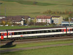 Sonnentag in Frick.

Wagen des IR nach Zürich mit Zuglok Re 460 086 'Ägerisee'. Im Bild der EW IV-Wagen B 50 85 21-75 232-1 CH-SBB. Frick, November 2024.
