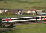 Sonnentag in Frick.

Wagen des IR nach Zürich mit Zuglok Re 460 086 'Ägerisee'. Im Bild der EC-Wagen Bpm 50 85 20-90 284-1 CH-SBB. Frick, November 2024.