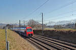 Die Strecke Uster - Wetzikon - Rüti ZH - Rapperswil: Ein Zug der S15 in Bubikon, mit Blick auf die Alpen. Die S15 fährt von Rappersil aus über Wetzikon, Uster, Zürich Stadelhofen, Zürich Hbf. weiter nach Nordwesten nach Oberglatt und Niederweningen. Uebrigens dürfte dieser Abschnitt Oberglatt-Niederweningen eine der letzten dampfbetriebenen SBB-Strecken gewesen sein. 5.März 2025 