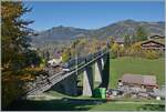 Der MOB ABe 4/4 9303 und ein weiterer sind mit dem PE 30 GoldenPass Belle Epoque 2219 auf der Fahrt von Zweisimmen nach Montreux und überqueren die Grubenbachbrücke in Gstaad.

13. Oktober 2025