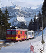 Die Lokomotive HGe 4/4 32 'Villars' wurde 1964 von SIG und MFO an die BVB geliefert. Wahrscheinlich könnte man sie ungestraft auch als Gepäcktriebwagen bezeichnen. In der Skisaison kommt sie mit den Panoramawagen zum Einsatz, da braucht es  ...