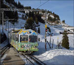 Nun sollte es ins Skigebiet des Col de Bretaye gehen, also dort oben hin. 

Der Zug mit der Lokomotive HGe 4/4 32 'Villars' mit seinen zwei Panoramawagen ist auch im vielf�ltigen Fahrzeugpark der BVB ein Sonderling und kommt talw�rts nach Boutequin ...