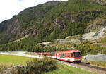 Der Bergsturz von Randa: Ein Zug hat auf der Fahrt talabwärts Randa gerade verlassen, muss aber erst einmal die Umfahrungsstrecke hinaufklettern (und dann wieder hinunter). Der Zug wird geführt von Triebwagenzug ABDeh 4/10 2011. 30.August 2025  