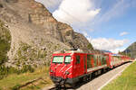Der Bergsturz von Randa: Im Hintergrund der Bergsturz, davor fährt HGe4/4 II Nr. 3 mit ihrem Zug zum Scheitelpunkt der neuen Umfahrungsstrecke, Richtung Herbriggen und Visp. 30.August 2025  