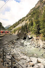 Das Problem der fixen Fenster bei der MGB. Weiter oben in der Kipfenschlucht, wo die Strecke im Juni 2024 schwer beschädigt worden war und über eine grössere Distanz in der Luft hing. Der Betrieb konnte am 26.August 2024 wieder aufgenommen werden (In anderen Ländern wäre wohl die Stilllegung erfolgt). Auch in diesem Bild war erheblicher Einsatz von Klonen und Bildfehlerentfernung nötig. Leider.  30.August 2025  