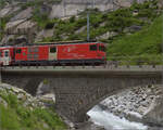 Deh II 4/4 92 'Realp' aus dem Sortiment der FO auf der Teufelsbrücke in der Schöllenenschlucht. Juli 2024.