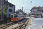 Zum Vergleich zu den beiden vorherigen Aufnahmen ein Bild vom Mai 1980: Mit dem führenden Steuerwagen Bt 23 trifft ein unbekannter Be 4/4 in Ins Dorf ein. Das Hotel rechts im Hintergrund wurde zum Zeitpunkt meines Besuches im Oktober 2025 ü ...