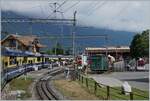 Blick auf den Bahnhof von Wilderswil bei der Einfahrt des R61/62 von Lauterbrunnen/Grindelwald - Interlaken Ost mit der Schynige Platte Strecke rechts im Bild und dem schmucken Empfangsgebäude links. 

8. August. 2024