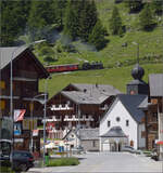 Der Zug mit HG 4/4 704 fhrt in Oberwald die Furka-Bergstrecke hinauf. Juli 2024.