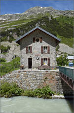 Das Empfangsgebäude des Bahnhof Gletsch ist ein kleines Juwel, dass vom Rotten, der jungen Rhone, von den Bahnhofsgeleisen abgeschnitten ist. Juli 2024.