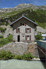 Das Empfangsgebude des Bahnhof Gletsch ist ein kleines Juwel, dass vom Rotten, der jungen Rhone, von den Bahnhofsgeleisen abgeschnitten ist. Juli 2024.