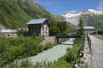 Das Empfangsgebude des Bahnhof Gletsch ist ein kleines Juwel, dass vom Rotten, der jungen Rhone, von den Bahnhofsgeleisen abgeschnitten ist. Juli 2024.