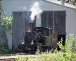 Vor sich hin dampfend steht HG 2/3 6 'Weisshorn' vor der Remise in Gletsch. August 2025.