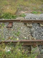 Die Eisenbahn - hier das Namensgebende im Detail: Links im Bild SNCF Geleise und Holzschwellen, rechts revidierte SBB Gleise mit Betonschwellen. Es ist geplant, die noch trennende Lcke zu schliessen.
Delle, den 23. November 2007
