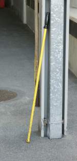 Damit der Zug auch hlt, muss gebremst werden und das ist bei der Eisenbahn seit ihrer Erfindung nicht immer so einfach. Deshab gibt es etliche Vorschriften und die Bremsprobe - fr letzteres ist dieser, eher unscheinbare Eisenstab ntzlich.
Disentis, im Mrz 2009