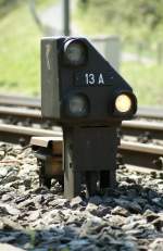 Das Zwergsignal 13 A (bei Flelen) zeigt einen  kaputten  Signalbegriff. Da eine Lampe links oben oder links unten nicht leuchtet, muss der Lok- bzw. der Rangierleiter beim Fahrdienst melden.
14. April 2009