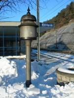 Eine Abluteglocke in Hohtenn. Frher verkndeten auf den Bahnhfen in der Schweiz solche Abluteglocken die Abfahrt des kommenden Zuges auf der Nachbarstation. Nach dem Ertnen des dumpfen Glockenklangs konnten rechtzeitig Weichen und Signale gestellt werden und der Zug sicher und planmig in die Station einfahren. 
29. Januar 2007 