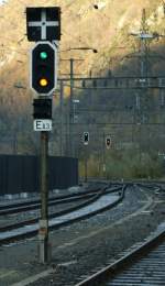 Ausfahrsignale in Brig: 
von Links nach Rechts: Geschwindigkeit 40 km/h (Fahrbegriff 2),
Freie Fahrt (Fahrbegriff 1) und Halt. 
8. Nov. 2008 