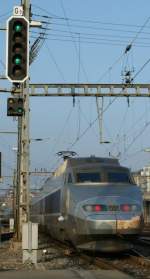 Ausfahrsignal in Lausanne, Geschwindigkeits-Ausfhrung 60 km/h, Fahrbegriff 3.
Das kleine, rechteckige Signal darunter gibt dem Lokfhrer in der hier zu sehenden Stellung den Abfahrtsbefehl, wird aber in anderen Kombination auch als Bremsprobesignal benutzt.
16. Nov. 2008